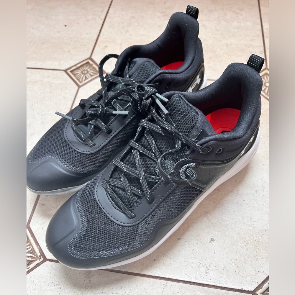NWOB size 9 Under Armour Women's Glyde MT Softball Cleat